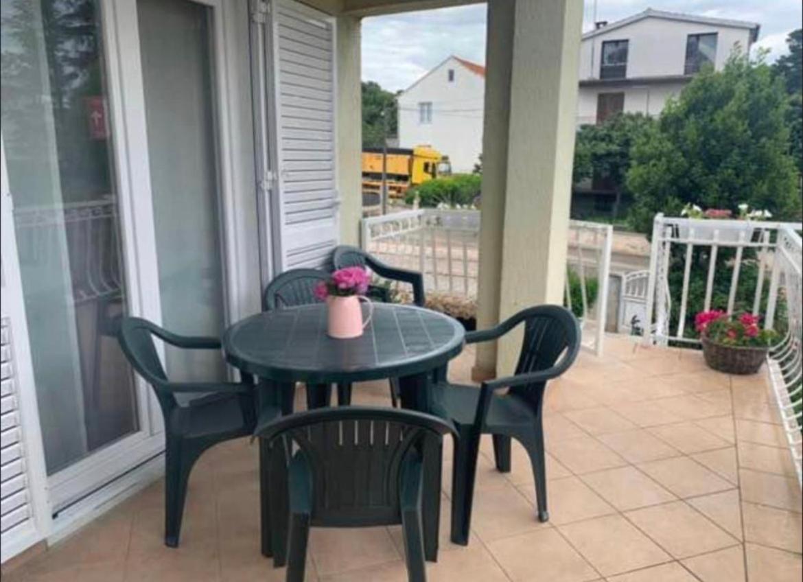 Apartman Kurtov Apartamento Pakoštane Exterior foto